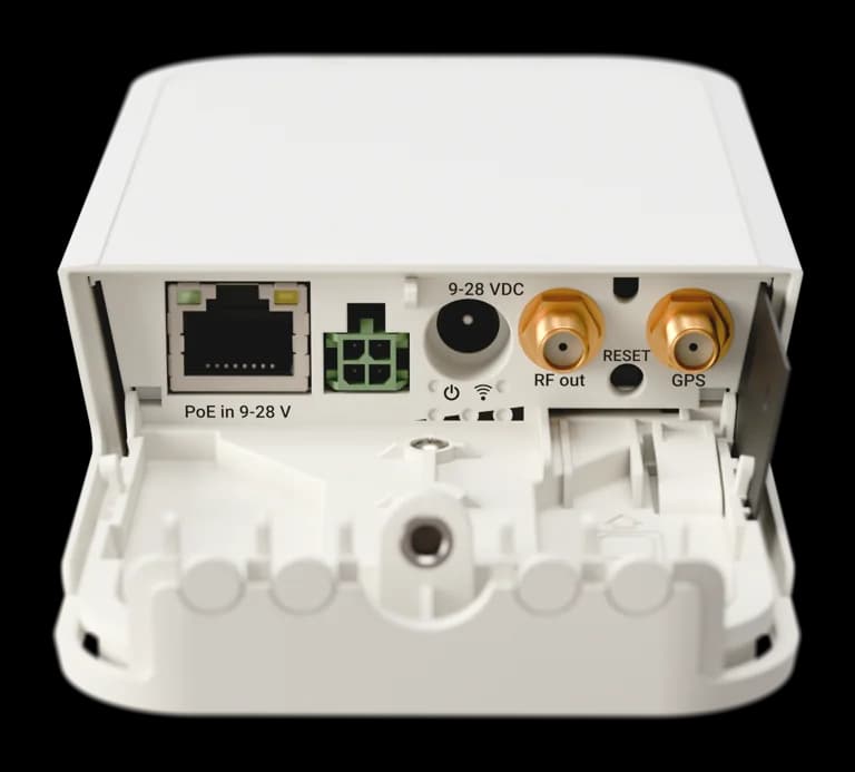 MikroTik wAP LR9G kit — نمای اصلی روی پس‌زمینه ساده